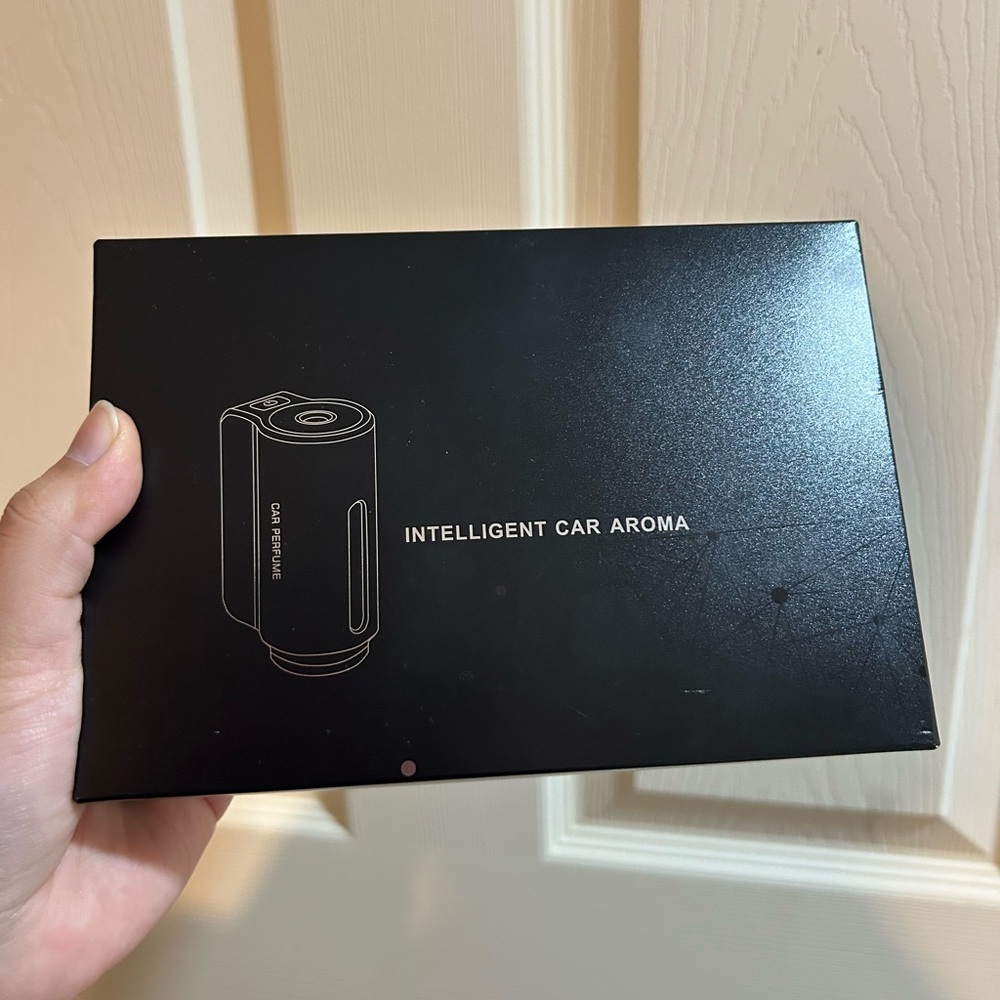 Car USB Aroma Diffuser with 3 Ambient Light Colors - Picture 2 of 5
